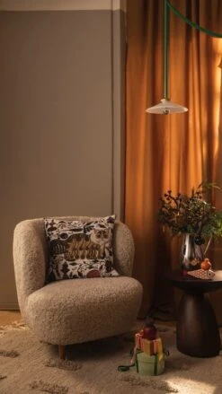 GUBI Stay Lounge Chair, Small, Offwhite Curly Sheepskin - Oak -Hay Outlet Store 2021 09 30 FDS Valmiit VVV 40