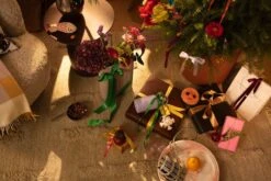 GUBI Stay Lounge Chair, Small, Offwhite Curly Sheepskin - Oak -Hay Outlet Store 2021 09 30 FDS Valmiit VVV 7