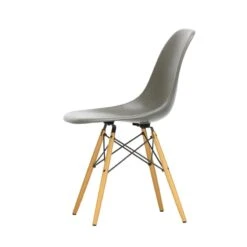 Vitra Eames DSW Fiberglass Chair, Raw Umber - Maple -Hay Outlet Store 2816807 Eames Fiberglass Side Chair DSW 06 raw umber 02 golden maple left master role