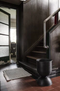 Ferm LIVING Hourglass Pot, M, Black -Hay Outlet Store 36 9455 28329