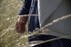 The Organic Company 6-layer Soft Blanket, Stone -Hay Outlet Store 6Layer Soft Blanket Stone Lifestyle 01