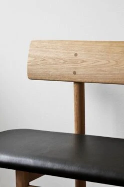Fredericia Mogensen 3171 Bench, Oiled Oak - Black Leather -Hay Outlet Store FF DD2021 BM Bench Detail