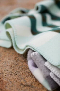 Røros Tweed Kvam Throw, 135 X 200 Cm, Green -Hay Outlet Store KVAM 5213 M Green