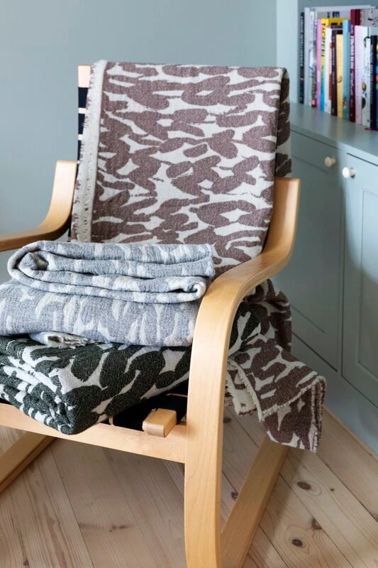 Lapuan Kankurit Jäkälä Blanket, White - Green 3 Lapuan Kankurit Jäkälä Blanket, White - Green - Image 3